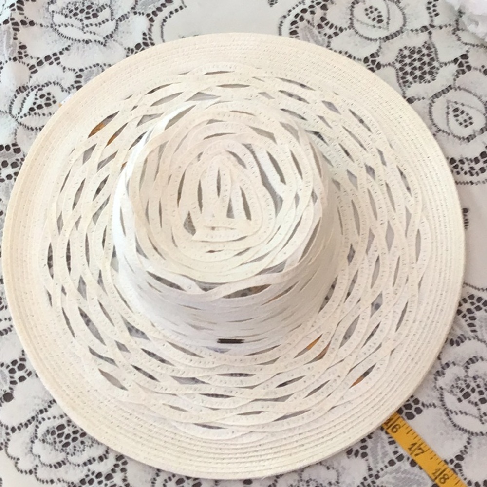 SALE! NWOT Nine West Lightweight, Crushable Woven White Hat. 4” brim 16”diameter